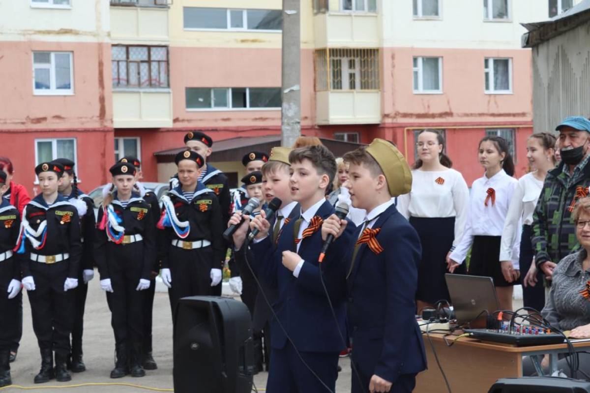 В Уфе прошел парад у дома ветерана