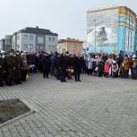 Возложили цветы к монументу