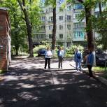 Депутат-единоросс помог отремонтировать дорожное покрытие, ведущее к одной из многоэтажек города