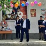 Алексей Елисеев поздравил выпускников школ с праздником