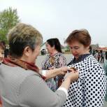 Активисты и волонтеры Сосновского района раздавали на улицах своих поселений «Георгиевские ленты»