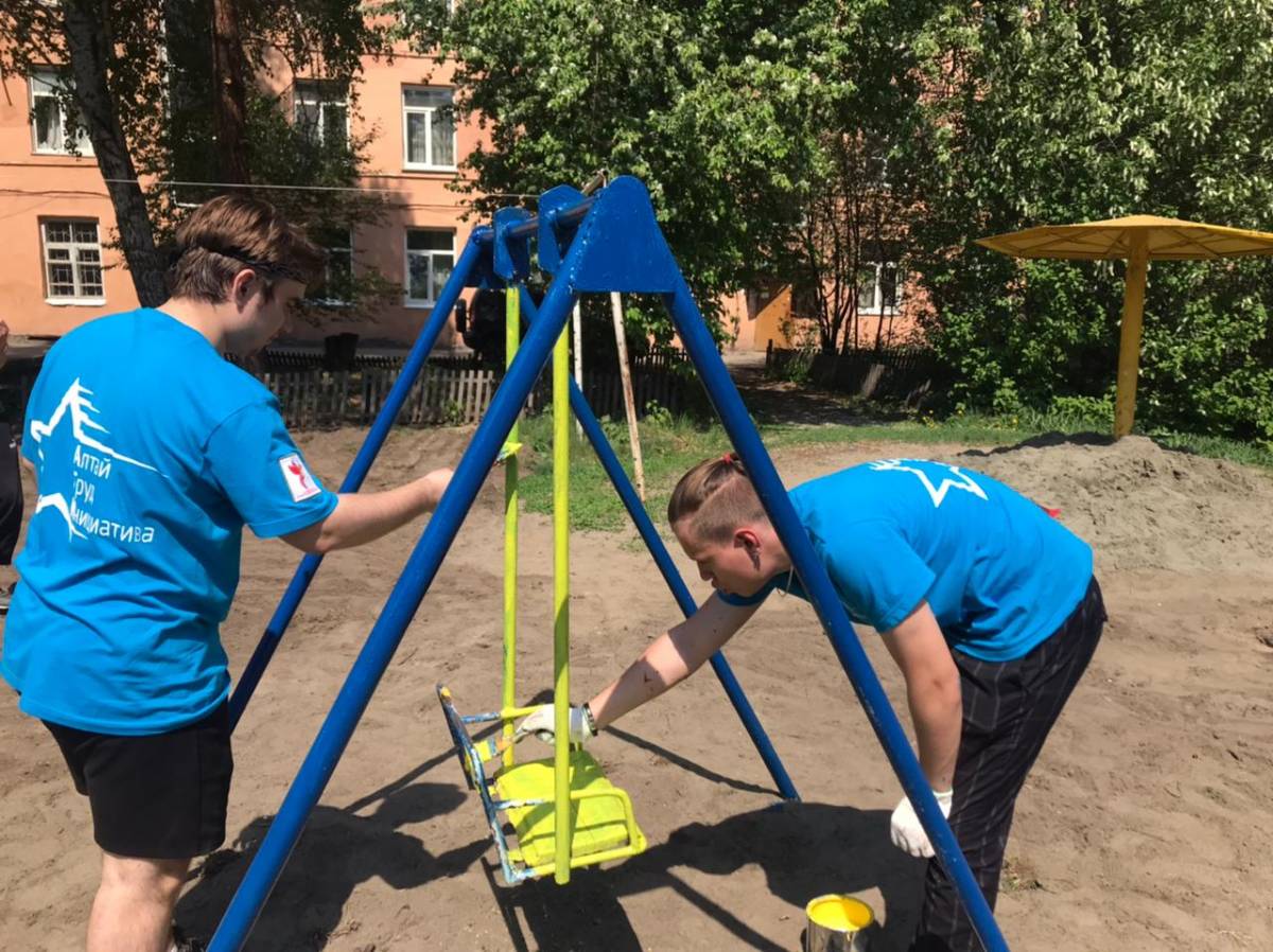 Артем Шамков помог установить оборудование на детскую площадку в одном из  дворов микрорайона ВРЗ