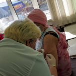 Труженица тыла прошла курс вакцинации благодаря волонтерам
