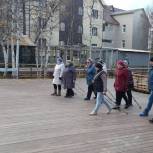 Активисты Пуровского района организовали для пенсионеров занятия по скандинавской ходьбе
