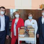 Партийцы собрали более 30 книг для больничной библиотеки