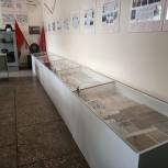 Депутат Госдумы помог обновить витрины школьному музею в Кузбассе