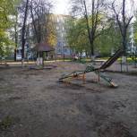 Орловские молодогвардейцы проводят мониторинг состояния детских площадок