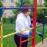 Молодогвардейцы приводят в порядок детские площадки