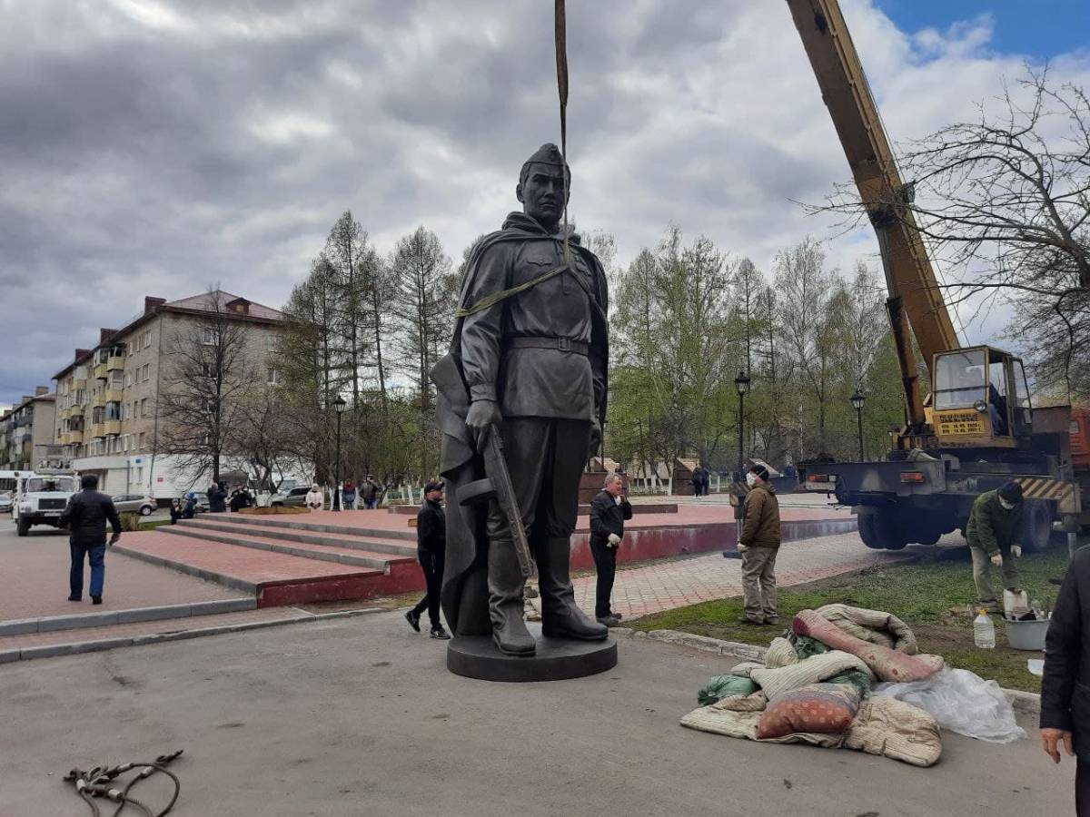 В Заинске устанавливают новый памятник Воину-освободителю на месте  сгоревшего