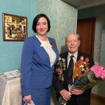Татьяна Касаева поздравила ветерана с Днем Победы