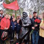 В Костроме по инициативе «Единой России» открыли памятник бабушке Ане, защитившей Знамя Победы