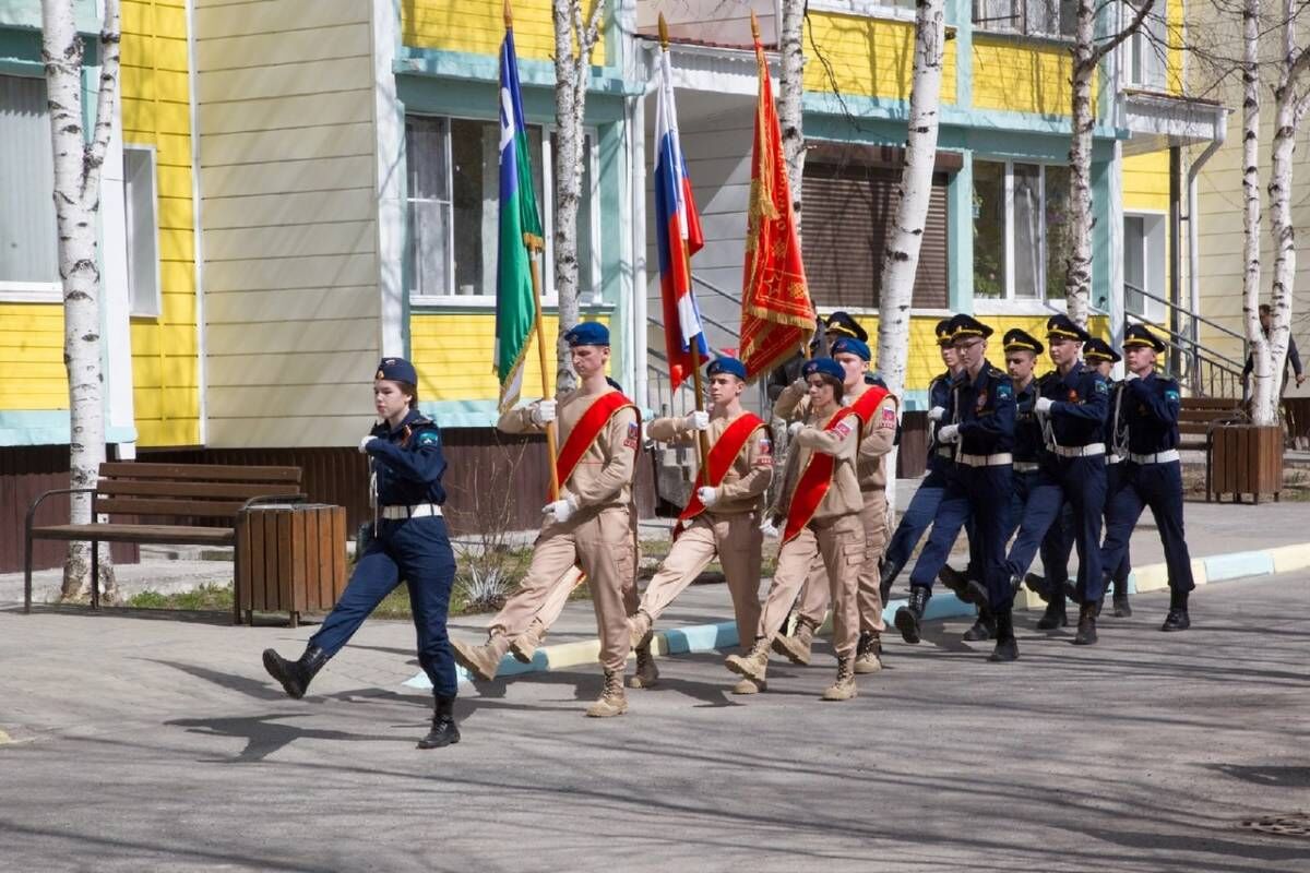 Единороссы Нягани провели персональный концерт во дворе дома ветерана  Великой Отечественной войны