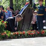 Владимир Владимиров возложил цветы в День Победы
