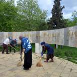 Волонтёры «Единой России» накануне 9 мая навели порядок на воинских захоронениях в муниципалитетах
