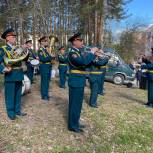 В Снежинске провели парад у дома ветеранов Великой Отечественной войны