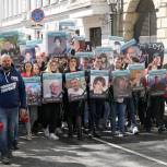 Более двух тысяч активистов «Молодой Гвардии Единой России» и «Волонтерской Роты» почтили память погибших в Одесском доме профсоюзов