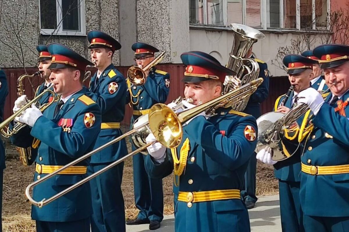 В городе Лесном организовали персональный парад для ветеранов