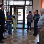 В Мысках единороссы проверили подготовку летних лагерей