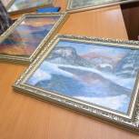 Депутаты «Единой России» передали в областную детскую больницу рисунки воспитанников школы искусств