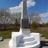 Партийцы Каслинского района привели в порядок территорию рядом с памятником воинам, погибшим в годы Великой Отечественной войны