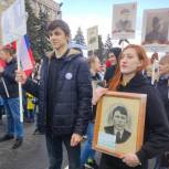 Волонтёры «Единой России» по просьбе пожилой женщины пронесли портреты её родственников в Бессмертном полку в Твери