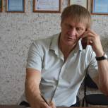 Дмитрий Петров помог в благоустройстве пришкольной территории