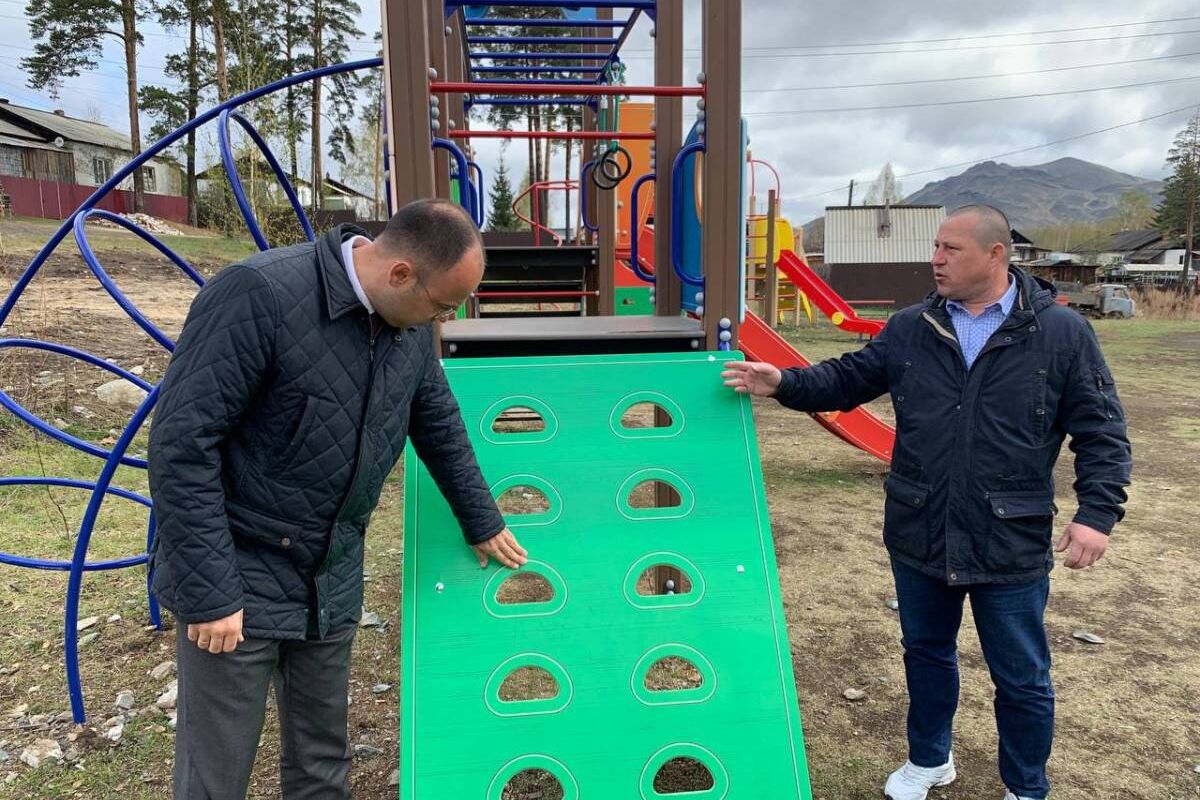 В Карабаше партийцы проверяют качество установленных детских площадок