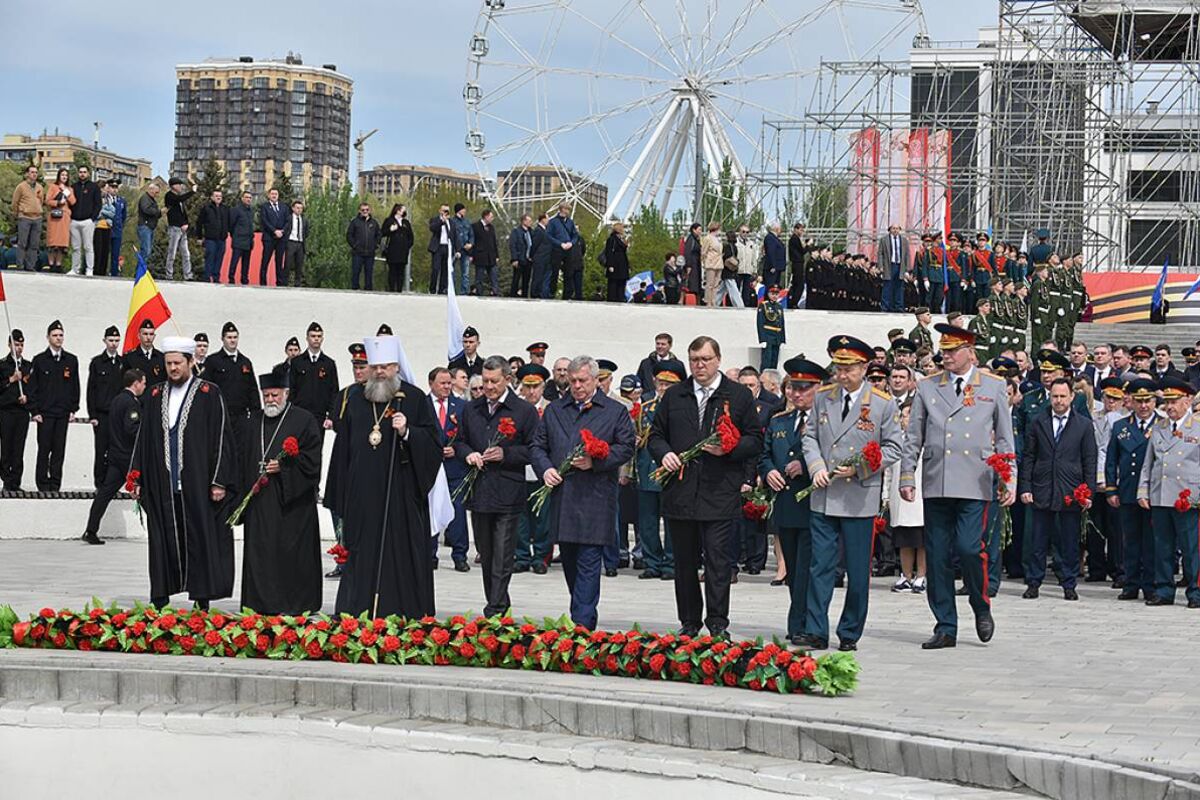 Донской день победы. Возложение цветов к Вечному огню в Ростове на Дону. Возложение гирлянды к Вечному огню. Возложение венков в Ростове на Дону. Возложение цветов Ростов на Дону.