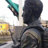 В Вихоревке вандалы попытались испортить памятник Герою СССР В.Ф. Маргелову, но местное десантное братство за считаные часы его восстановило
