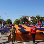 «Молодая Гвардия Единой России» совместно с «Волонтерской Ротой» растянули в Мариуполе самую большую Георгиевскую ленту в мире