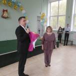 Олег Швецов поздравил выпускников с Последним звонком