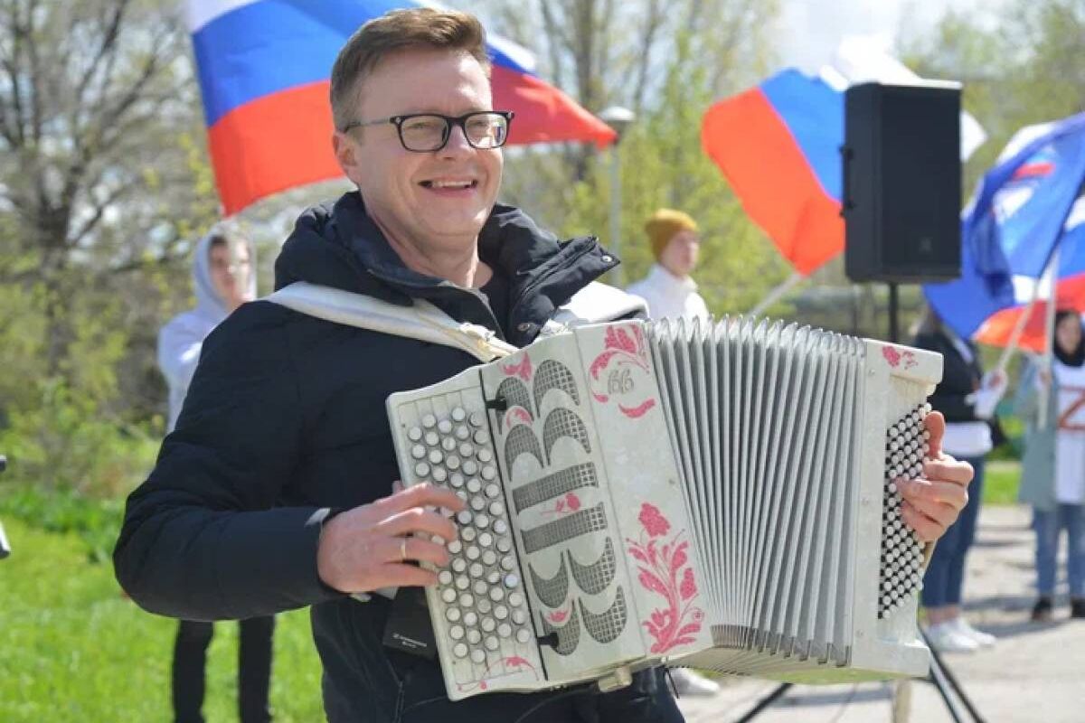 Самарский музыкант Сергей Войтенко спел под окнами госпиталя ветеранов