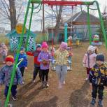 Депутат «Единой России» помог обновить игровую площадку в детском саду