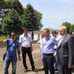 Депутат Госдумы проверил ход реконструкции парка в Армавире