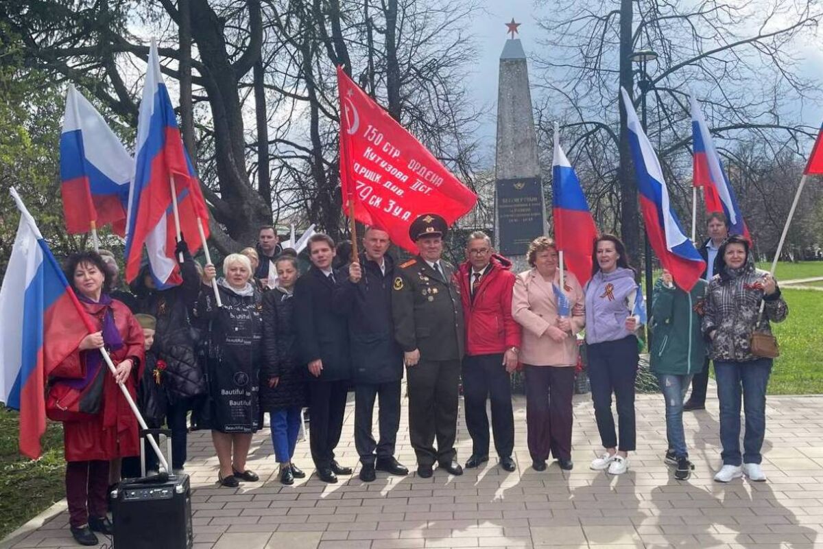 На юго-западе Москвы «украинская бабушка с флагом» пронесла копию Знамени  Победы