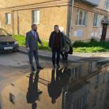 Антон Холодов вместе с жителями проверил ремонт дворов на Ленинградской и Тендрякова