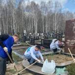 Волонтёры Победы Удмуртии провели субботник у памятника Героя Советского Союза Нины Ульяненко