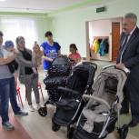 В Чувашии депутат «Единой России» передал беженцам из Донбасса три детские коляски