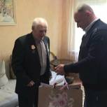 Федор Тощев поздравил жителя своего округа с 90-летним юбилеем