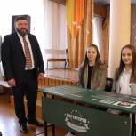 По инициативе единоросса Юрия Иванищева в омской школе появилась Парта Героя