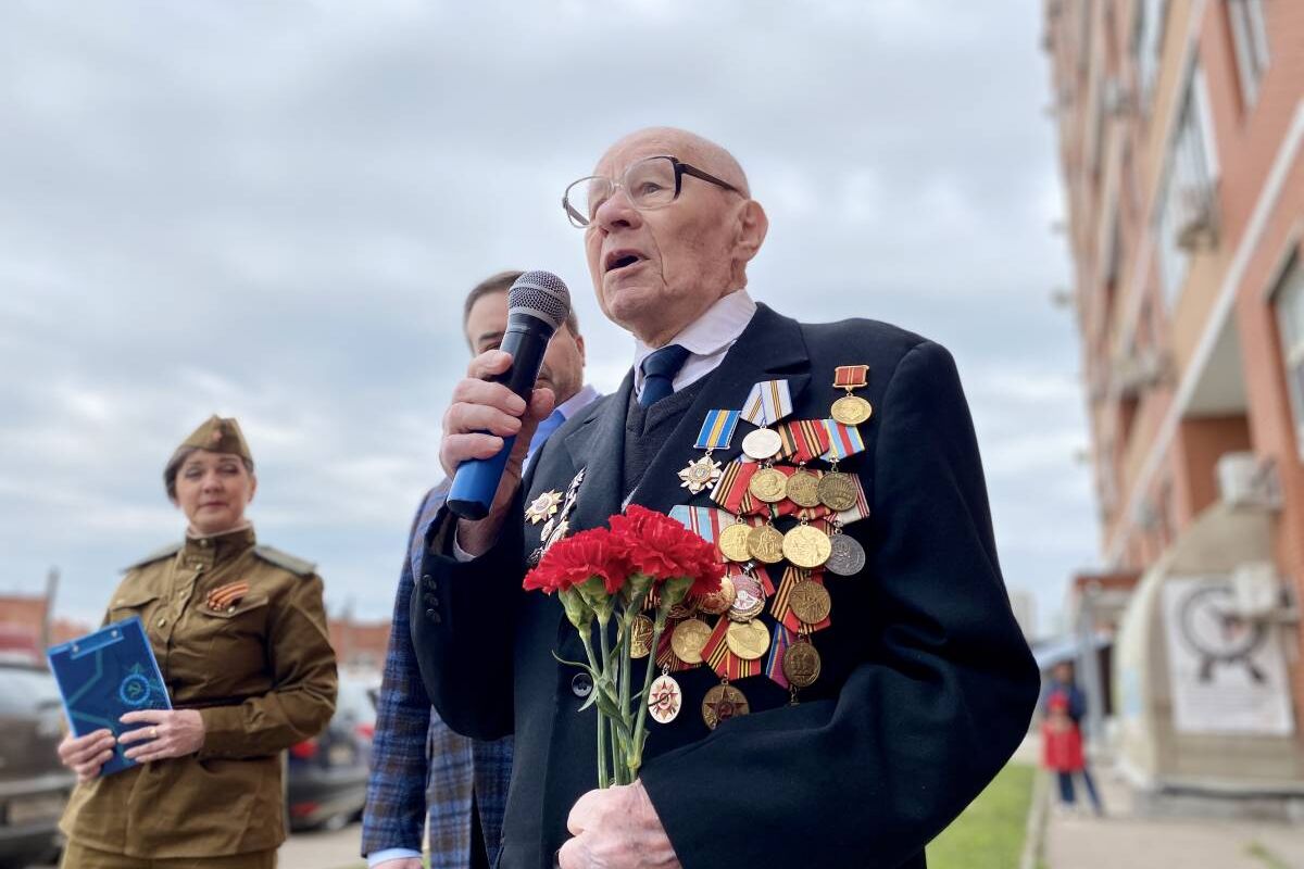 Акция «Поющие дома» прошла под окнами ветеранов Великой Отечественной войны  в Ленинском округе