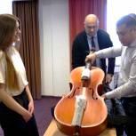 В Нижнем Новгороде депутаты «Единой России» подарили юной жительнице Мариуполя виолончель