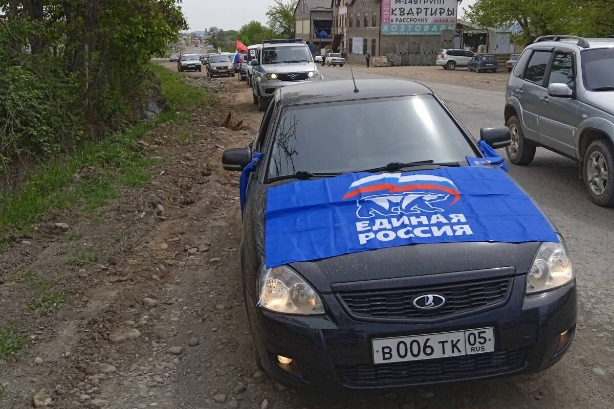 При поддержке «Единой России» в Сулейман-Стальском районе прошел автопробег  ко Дню Победы