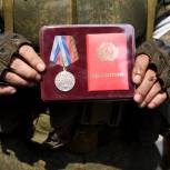 Андрей Турчак и Леонид Пасечник вручили награды военнослужащим народной милиции в прифронтовой Варваровке