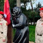В Мариуполе установили памятник бабушке, вышедшей к боевикам с флагом СССР