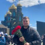 Единороссы центра столицы вместе с жителями возложили цветы к памятнику «Матерям победителей»