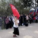 На юго-западе Москвы «украинская бабушка с флагом» пронесла копию Знамени Победы