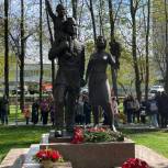 При поддержке «Единой России» в Нагатино-Садовниках открыли скульптурную композицию «Весна Победы»