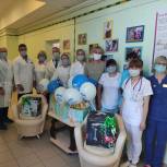 Партийцы передали в отделение неонатологии 5-й больницы подарки для малышей