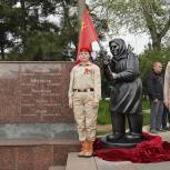 «Единая Россия» организовала установку в Мариуполе памятника бабушке Ане, которая защитила Знамя Победы